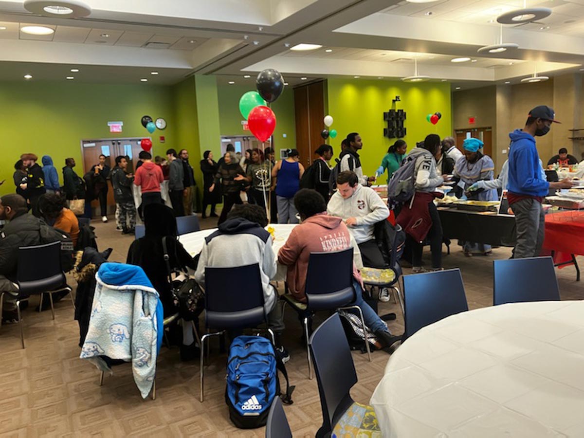 Faculty-students-and-community-leaders-feasting